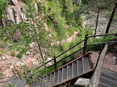 Über Stufen steigen wir hinunter zum Bachbett