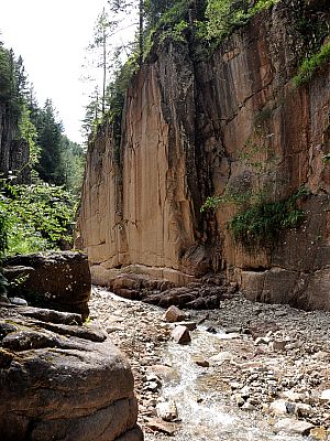 Senkrecht ragen die Wände in die Höhe ...
