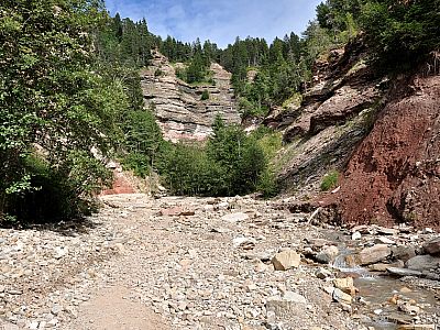 Mit jedem Schritt entdecken wir neue Gesteinsformationen in der beeindruckenden Schlucht