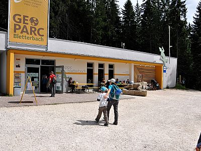 Wir bezahlen den Eintritt und leihen uns Helme aus