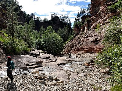 Die flachen Steine laden zur Pause ein