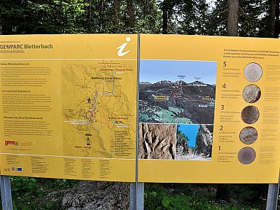 Nicht nur am Besucherzentrum befinden sich Informationstafeln zur Bletterbachschlucht