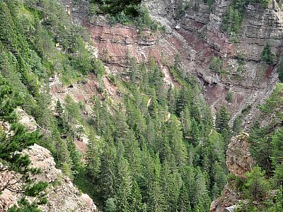 Gut ist der Aufstiegsweg aus der Schlucht zu sehen.