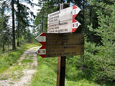 Hier folgen wir weiter dem Weg zur Bletterbachschlucht 