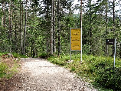 Ein Schild weist auf den Eintritt und die Helmpflicht hin