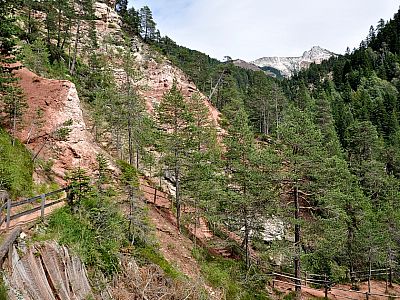 Ausblick auf die Schlucht und das dahinterliegende Weißhorn
