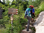 Hier halten wir uns rechts und verlassen nach Norden die Schlucht