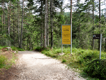 Ein Schild weist auf den Eintritt und die Helmpflicht hin