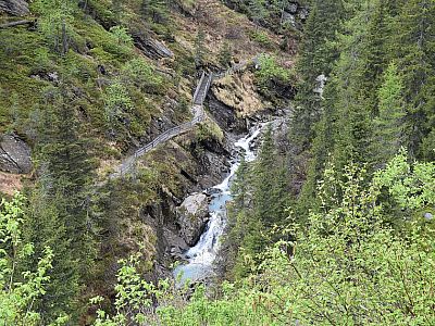 Weit unter uns plätschert der Gebirgsbach dahin