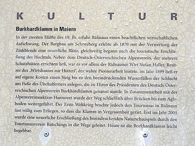 Eine Tafel informiert uns über die Geschichte der Klamm