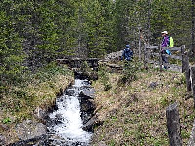 Der Weg führt nun direkt am Wasser entlang