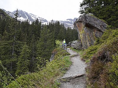 Immer höher schlängelt sich der Weg durch die malerische Landschaft
