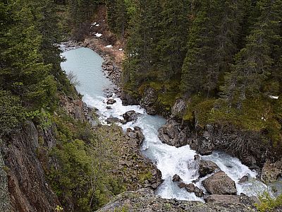 Links von uns bahnt sich der Bach seinen Lauf durch die Felsen