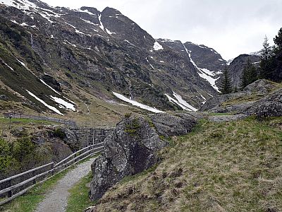 An einer Staumauer haben wir den Wendepunkt unserer Tour erreicht