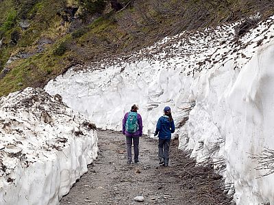 In den Rinnen liegt im Mai noch meterhoch der Schnee