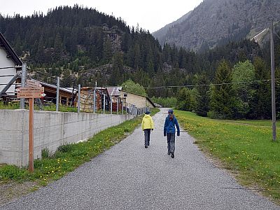 An der ersten Abzweigung halten wir uns links nach Norden