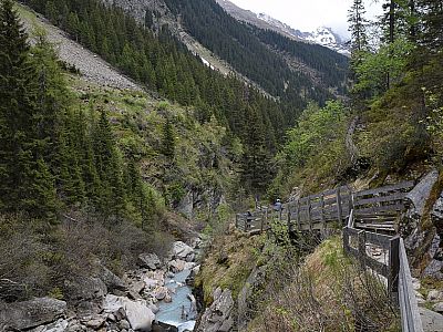 Auch hier ist der Weg an gefährlichen Stellen durch ein Geländer gesichert