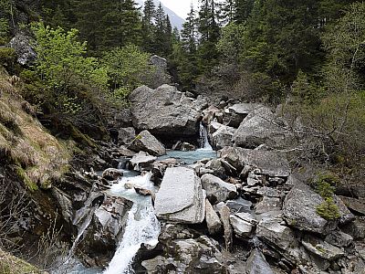 Riesige Felsen liegen im  Bachbett