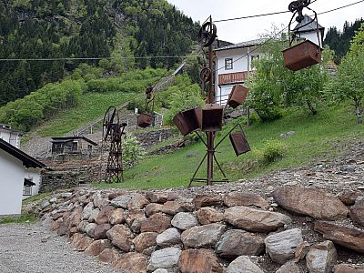 ... alte Utensilien im Außenbereich