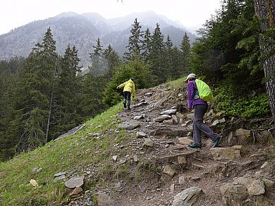 Schnell gewinnen wir an Höhe
