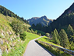 Wir starten von Dun unsere Wanderung über einen asphaltierten Weg