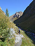 ...und wandern zum Bach hinunter