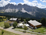 Die Schatzerhütte vor den Aferer Geislern