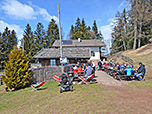 ...mit ihrer sonnenverwöhnten Terrasse