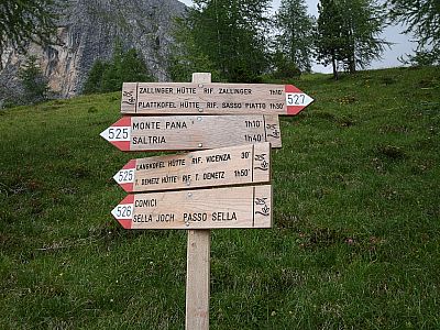 Der Weg 527 führt uns weiter Richtung Murmeltierhütte