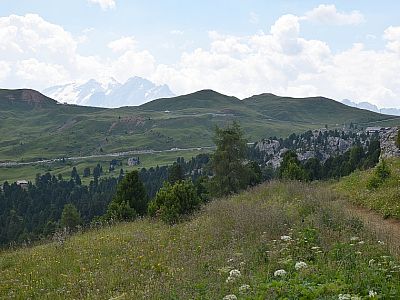 Im Südosten glänzt der Gletscher der Marmolata in der Sonne