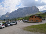 Die mächtige Sellagruppe hinter dem Parkplatz am Sellajoch