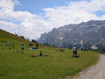 Die Wiesen am Rifugio Emilio Comici werden zum Sonnenbaden genutzt