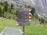 Auf dem Weg 526 marschieren wir weiter nach Westen auf die Langkofelhütte zu
