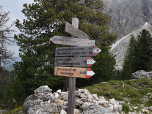 Wir richten uns weiter nach dem Wegweiser zur Langkofelhütte