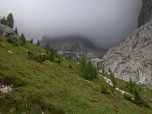 In dem Einschnitt können wir die Langkofelhütte sehen.
