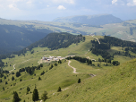 Der Blick auf die Almwiesen der Seiser Alm