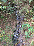 ...und kommen dort an einem kleinen Wasserfall vorbei
