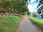 ...der uns hinunter zu einem Querweg führt