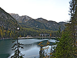 Blick von der Plattform zum Hotel Lago di Braies