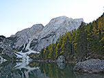 Der Seekofel bildet die beherrschende Kulisse am Pragser Wildsee