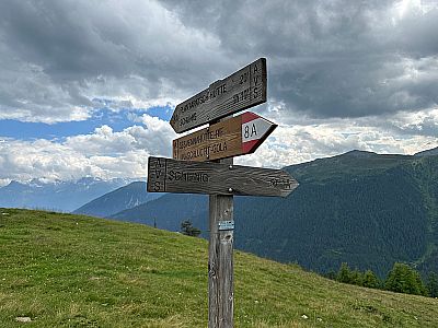 Nun stoßen wir auf den Weg von der Plantapatschhütte