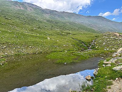 ...zu einem kleinen Bergsee