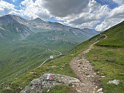 Unter uns erblicken wir die Sesvennahütte