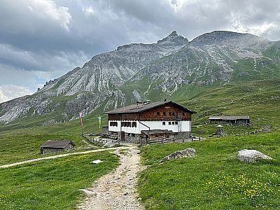 ...erreichen wir schließlich die Sesvennahütte