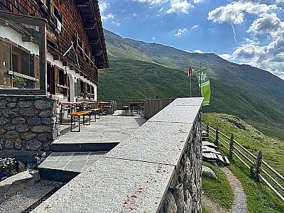 Wir verlassen die Hüttenterrasse...