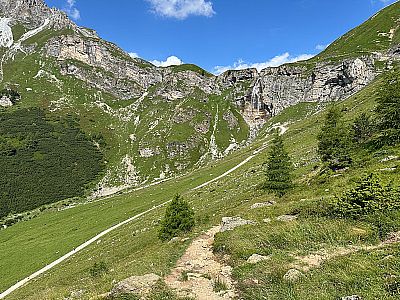 ...wandern wir dem Talboden entgegen