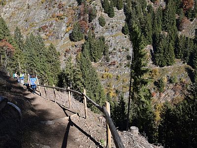 Zunächst führt der Weg in die Rinne des Grabbachs