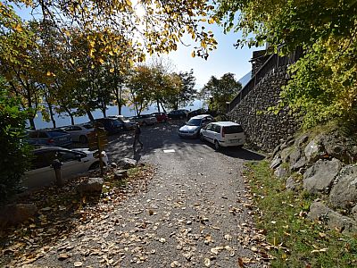 Am Parkplatz halten wir uns rechts...