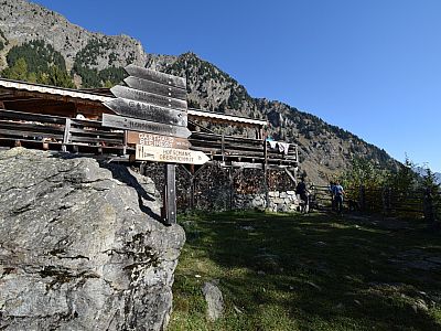 Rechts der Leiteralm beginnt der Hans-Frieden-Weg ...