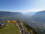 Schön hebt sich im Dunst die markante Kante des Gantkogel ab